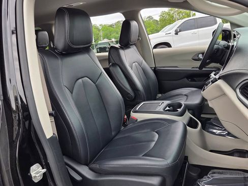 Used 2024 Chrysler Pacifica Limited FWD image 17