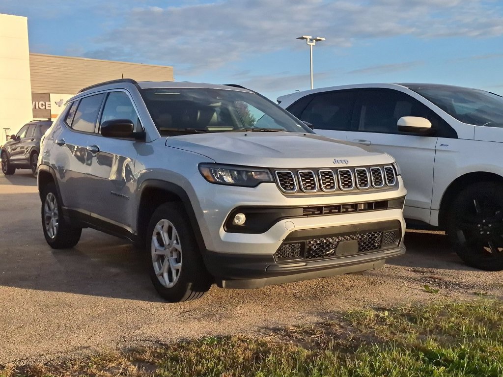 Used 2024 Jeep Compass Latitude AWD/4WD image 1