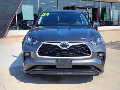 Used 2024 Toyota Highlander LE image 2