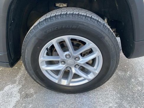 Used 2023 Jeep Grand Cherokee Laredo image 12