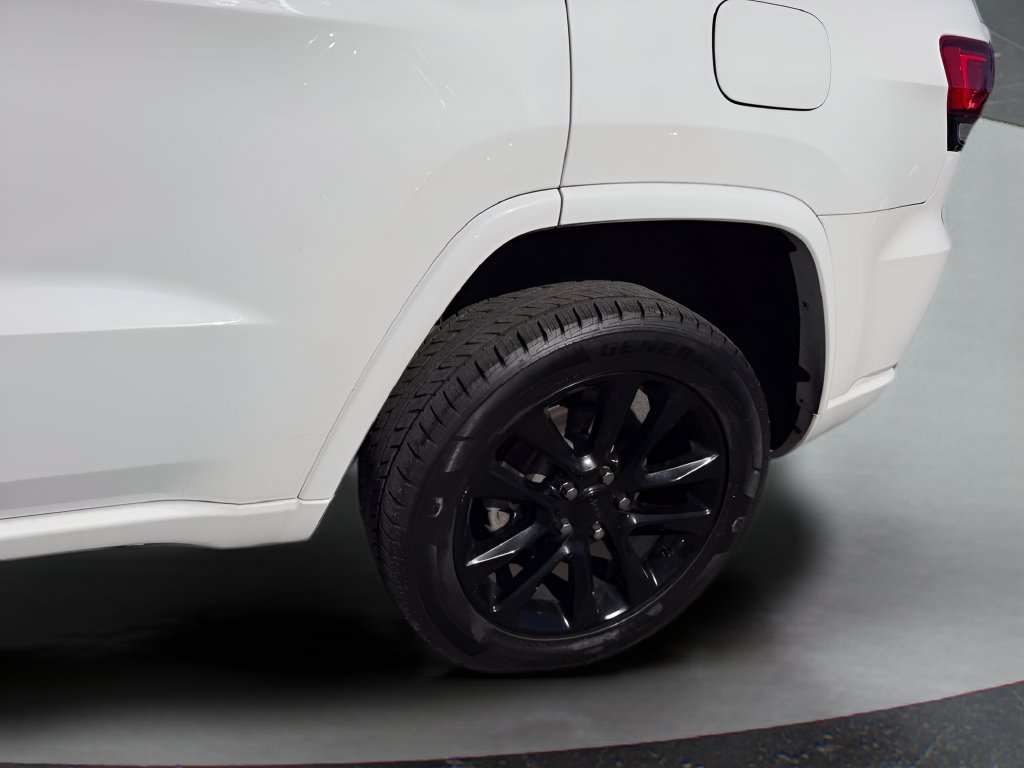 Used 2017 Jeep Grand Cherokee Altitude AWD/4WD image 12