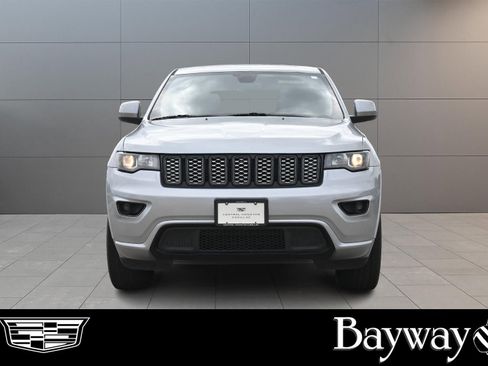Used 2017 Jeep Grand Cherokee Altitude AWD/4WD image 2