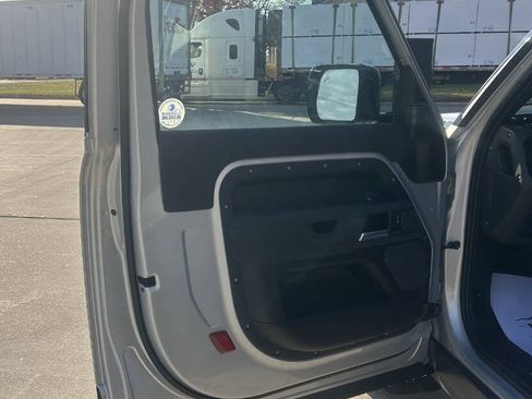 Used 2022 Land Rover Defender 90 X-Dynamic S image 31