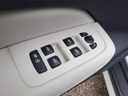 New 2026 Volvo V60 B5 Cross Country Ultra w/ Protection Package Premier image 12