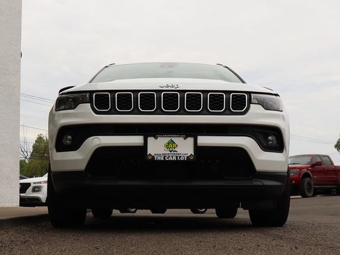 Used 2024 Jeep Compass Latitude AWD/4WD image 17