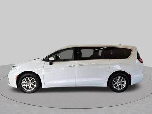 Used 2023 Chrysler Pacifica Touring-L FWD image 13