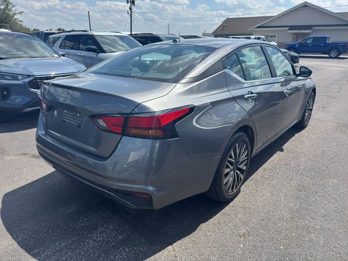 Used 2025 Nissan Altima 2.5 SV FWD image 3