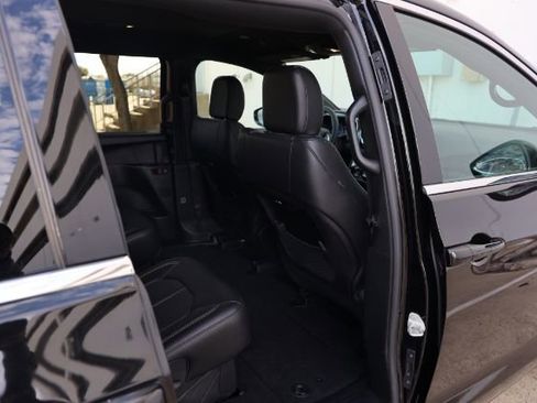 Used 2026 Chrysler Pacifica Select image 24