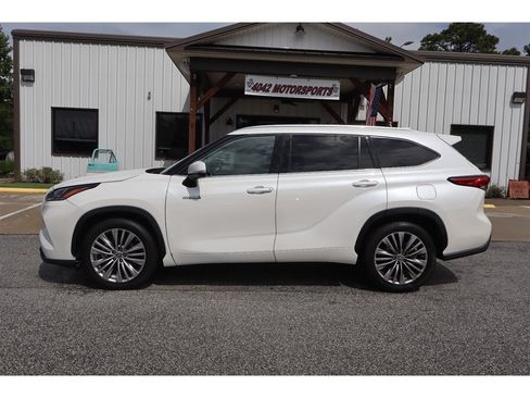 Used 2021 Toyota Highlander Platinum FWD image 2