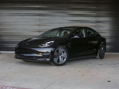 Used 2023 Tesla Model 3 Standard Range image 1