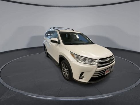 Used 2019 Toyota Highlander XLE image 2