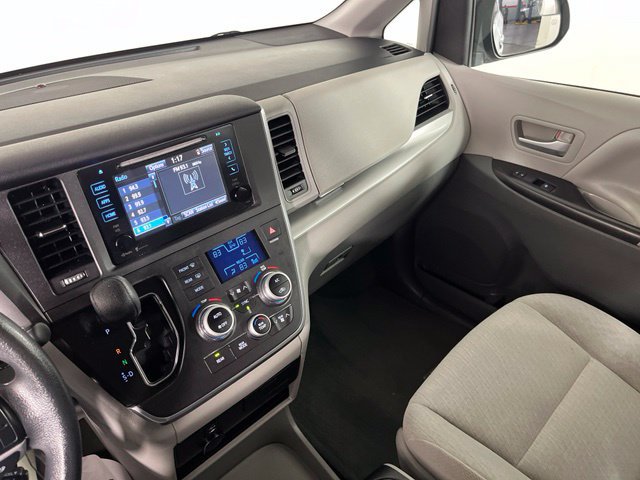 Used 2015 Toyota Sienna LE FWD image 33