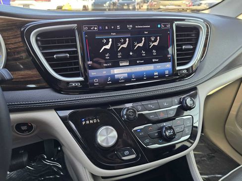 Used 2024 Chrysler Pacifica Limited FWD image 29