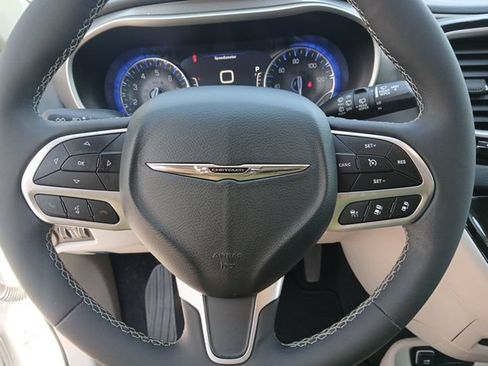 Used 2024 Chrysler Pacifica Touring-L FWD image 41