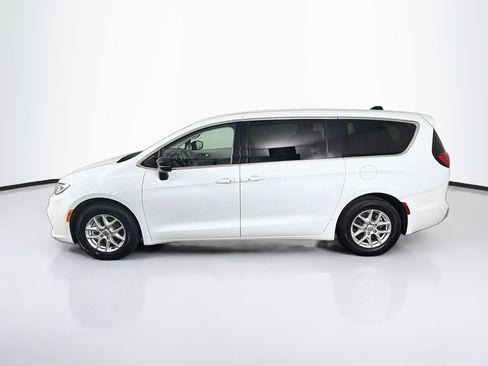 Used 2024 Chrysler Pacifica Touring-L FWD image 4