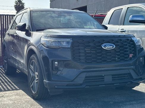 Used 2025 Ford Explorer ST AWD/4WD image 2