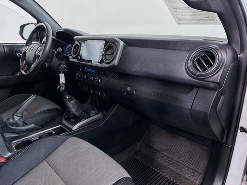 Used 2022 Toyota Tacoma TRD Off-Road AWD/4WD image 27