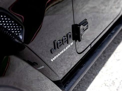 Used 2023 Jeep Wrangler Unlimited Sahara AWD/4WD image 13