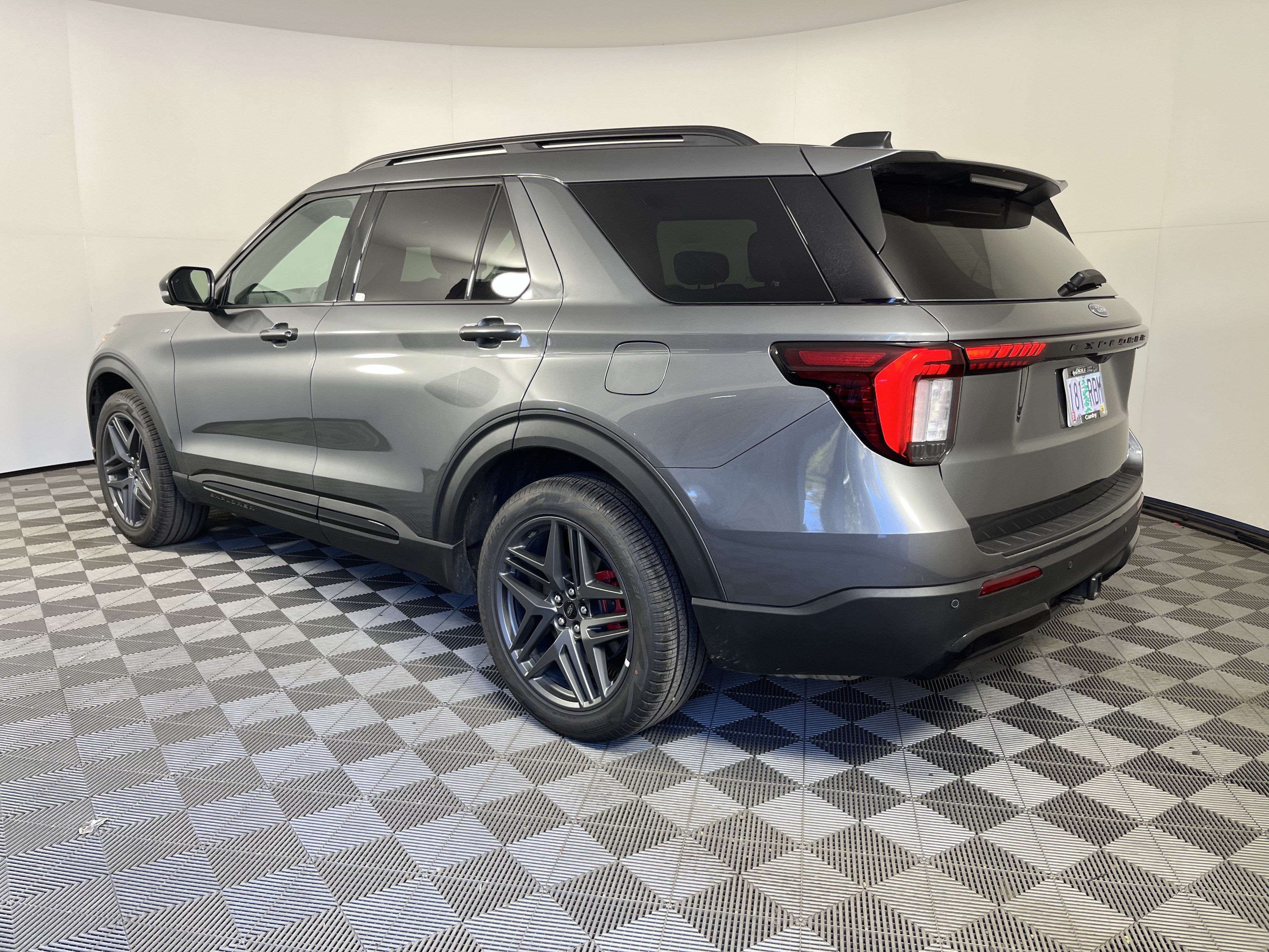 Used 2026 Ford Explorer ST-Line w/ ST-Line Street Pack AWD/4WD image 3