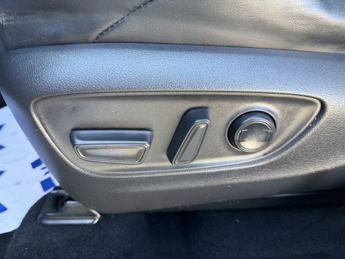 Used 2022 Toyota Venza XLE image 26