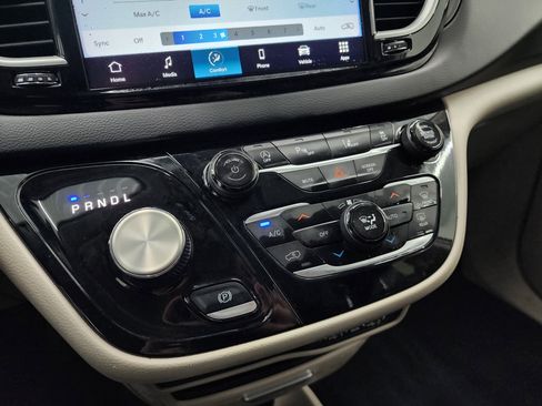 Used 2024 Chrysler Pacifica Touring-L image 42