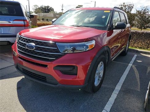 Used 2022 Ford Explorer XLT image 3