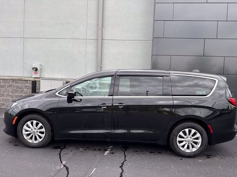 Used 2017 Chrysler Pacifica Touring w/ Tire & Wheel Group FWD image 5