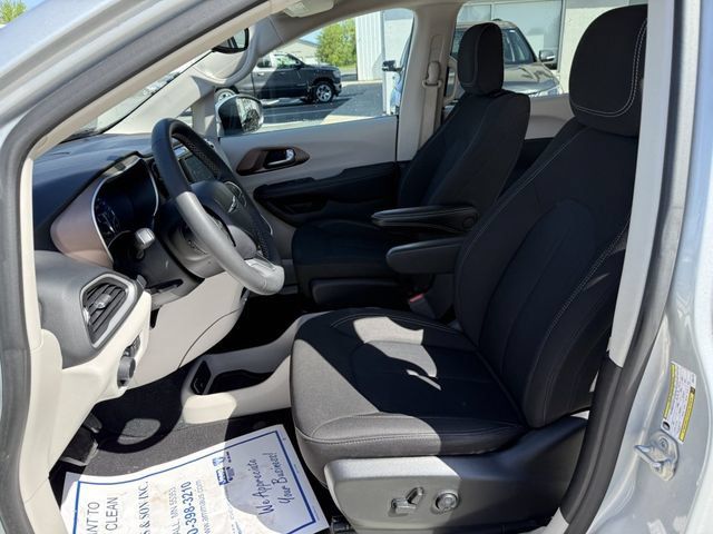 Used 2023 Chrysler Voyager LX FWD image 11