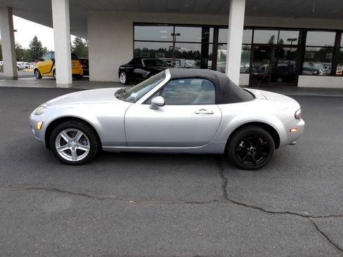 Used 2006 MAZDA MX-5 Miata Touring image 2