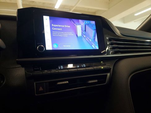 Used 2025 Toyota Camry SE w/ Convenience Package image 25