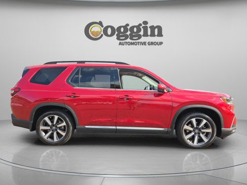 Used 2025 Honda Pilot Touring image 7