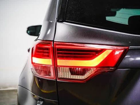 Certified 2019 Toyota Highlander XLE image 10