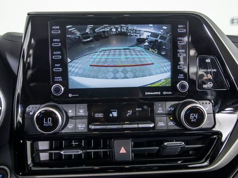 Used 2021 Toyota Highlander XLE FWD image 33