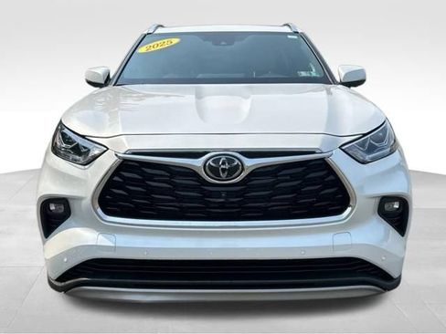 Certified 2025 Toyota Highlander Platinum AWD/4WD image 8