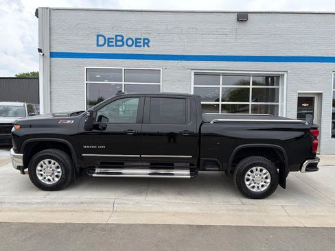 Used 2021 Chevrolet Silverado 3500 LT w/ Convenience Package AWD/4WD image 2