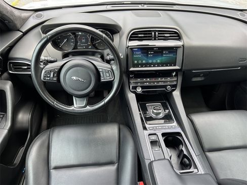 Used 2020 Jaguar F-PACE Premium image 19