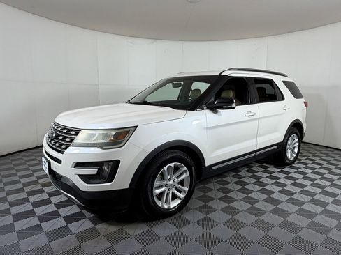 Used 2016 Ford Explorer XLT w/ Equipment Group 202A image 2