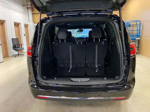 New 2026 Chrysler Pacifica Select image 18