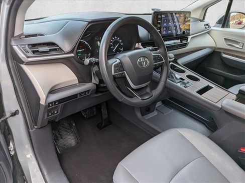 Used 2024 Toyota Sienna XLE image 10