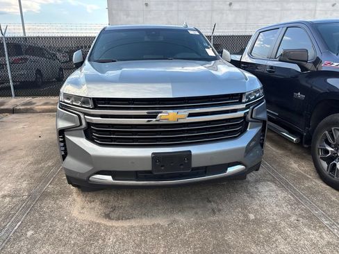 Used 2024 Chevrolet Suburban LT RWD image 3