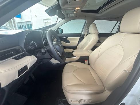 Used 2023 Toyota Highlander XLE FWD image 28