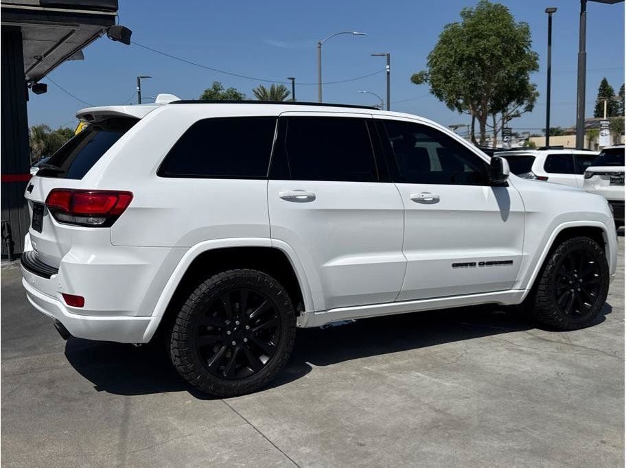 Used 2017 Jeep Grand Cherokee Altitude RWD image 46