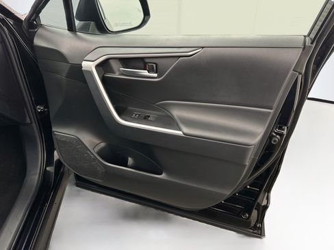 Used 2025 Toyota RAV4 XLE AWD/4WD image 33