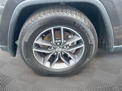 Used 2018 Jeep Grand Cherokee Laredo RWD image 34