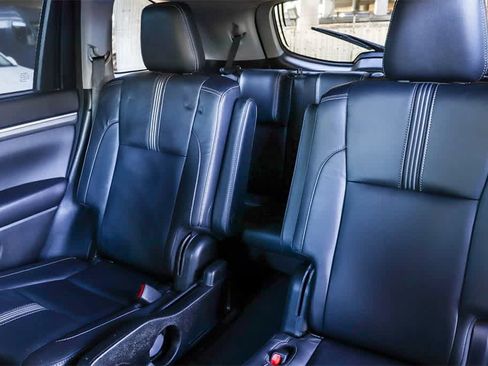 Used 2017 Toyota Highlander SE image 17