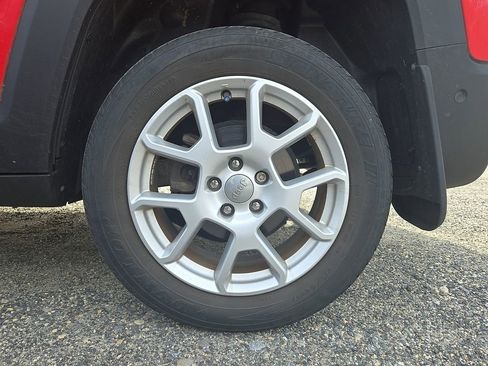 Used 2021 Jeep Renegade Latitude w/ Luxury Group I image 7