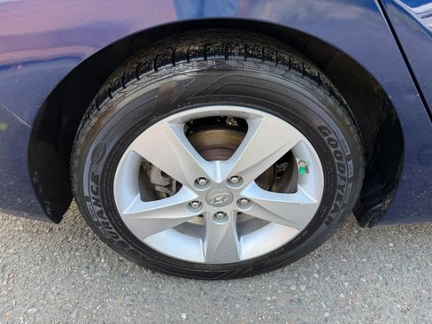Used 2013 Hyundai Elantra GLS w/ Preferred Pkg FWD image 18