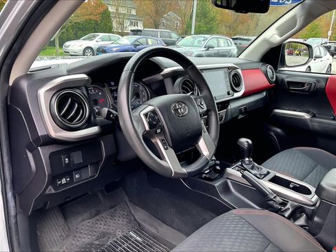 Used 2022 Toyota Tacoma SR5 AWD/4WD image 8