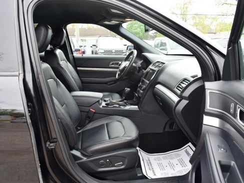 Used 2018 Ford Explorer XLT w/ Equipment Group 202A AWD/4WD image 34