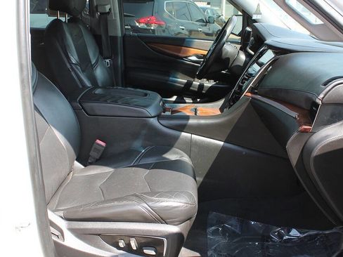 Used 2015 Cadillac Escalade Luxury image 27